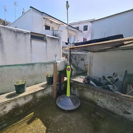 Casa Luminosa Con Patio Procida